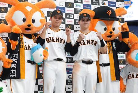 お立ち台でポーズをとる中山（左）と泉口（撮影・坂部計介）