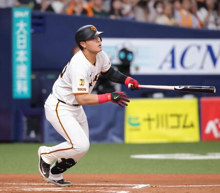 ７回、岡本は右翼線に二塁打を放つ（撮影・坂部計介）