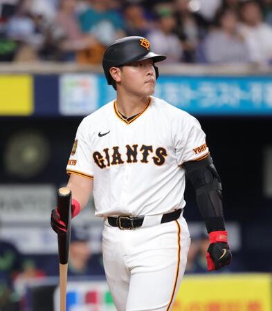 １回、岡本は見逃し三振に倒れる（撮影・坂部計介）