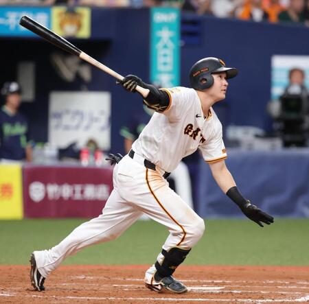 ８回、泉口は右越えに２点適時打を放つ（撮影・坂部計介）