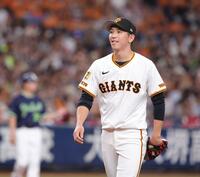 １回、オスナを併殺に仕留め、笑顔でベンチに戻る戸郷（撮影・坂部計介）