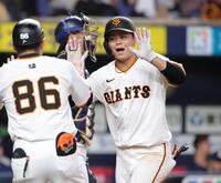 ４回、同点となる本塁打を放ち、笑顔で生還する中山（撮影・坂部計介）