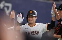 ４回、同点となる本塁打を放ち、ベンチで迎えられる中山（撮影・坂部計介）