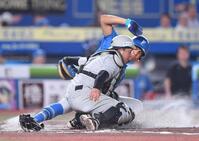 ６回、水谷が二盗を決める間にホームスチールに成功した万波（後方）。捕手・田村（撮影・開出牧）