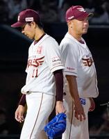 ５回途中、三木監督（右）から交代を告げられ肩を落とす岸