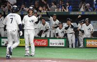 １回、田村（左）が先制本塁打を放ち、歓喜するベンチ（撮影・佐藤厚）