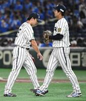 ８回、村上に２点適時二塁打を打たれ降板するＪＲ西日本・高田（左）＝撮影・佐藤厚