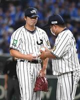 ８回、２点適時二塁打を打たれ降板するＪＲ西日本・高田（左）＝撮影・佐藤厚