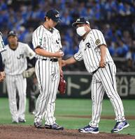 ８回、２点適時二塁打を打たれ降板するＪＲ西日本・高田（中央）＝撮影・佐藤厚