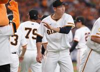 勝利投手となり、タッチをかわす戸郷（撮影・坂部計介）