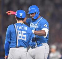 ３回、中前適時打を放ち谷内コーチ（手前）とタッチを交わすレイエス（撮影・開出牧）