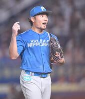 ５回、ソトを空振り三振に仕留め、してやったりの表情を浮かべる伊藤（撮影・開出牧）