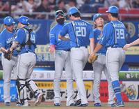 ロッテの追い上げを振り切り、上原（２０）らナインとタッチを交わす新庄監督（中央）＝撮影・開出牧