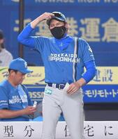 ８回、投手交代を告げる新庄監督（撮影・開出牧）