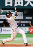 ８回、今宮が左前に勝ち越し打を放つ