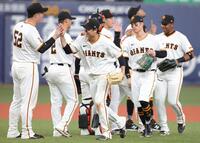 連敗をとめ、タッチをかわす巨人ナイン（撮影・坂部計介）