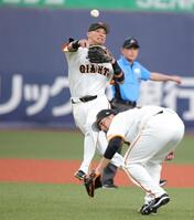 ８回、北村の打球を吉川が好フィールディングでアウトとする（撮影・坂部計介）