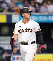 １回、岡本は見逃し三振に倒れる（撮影・坂部計介）