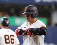 ３回裏巨人１死一塁、併殺打に倒れた巨人・岡本和真（撮影・坂部計介）