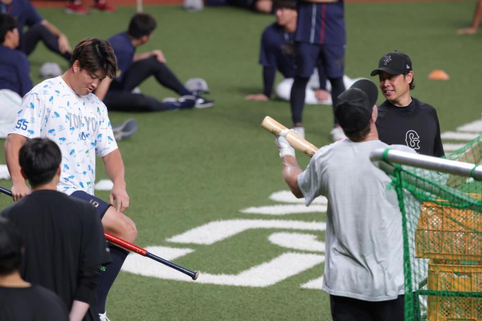 キャベッジ（右）にバットをへし折る仕草を見せる村上（左）＝撮影・坂部計介