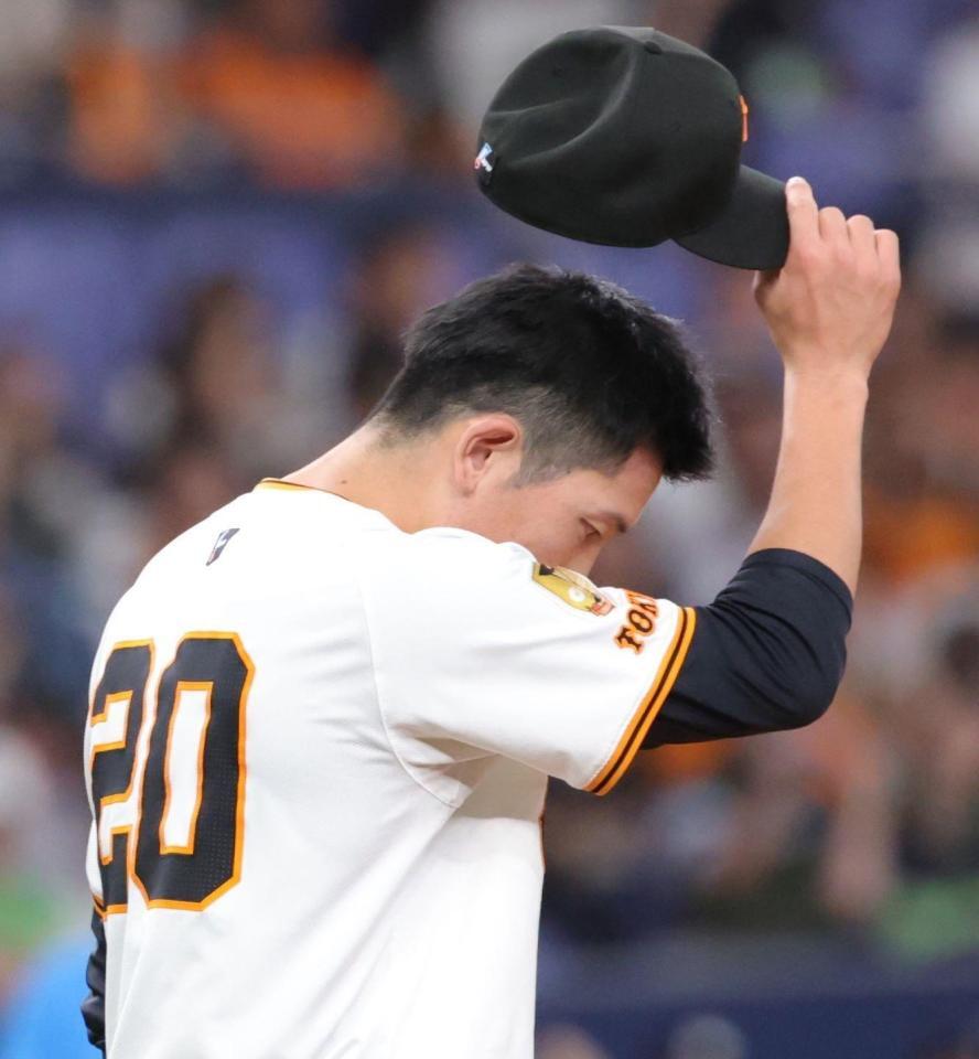 １回、村上に四球を与えて満塁となり、汗を拭う戸郷（撮影・坂部計介）