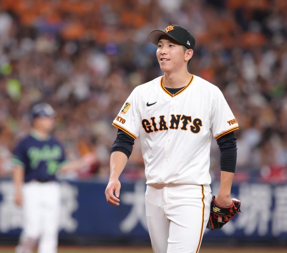 １回、オスナを併殺に仕留め、笑顔でベンチに戻る戸郷（撮影・坂部計介）