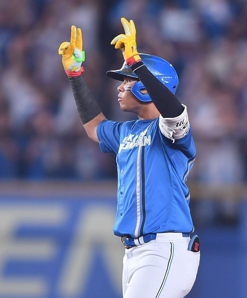 ３回、先制の中越え適時二塁打を放ちポーズを決める水谷（撮影・開出牧）