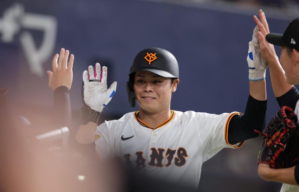 ４回、同点となる本塁打を放ち、ベンチで迎えられる中山（撮影・坂部計介）