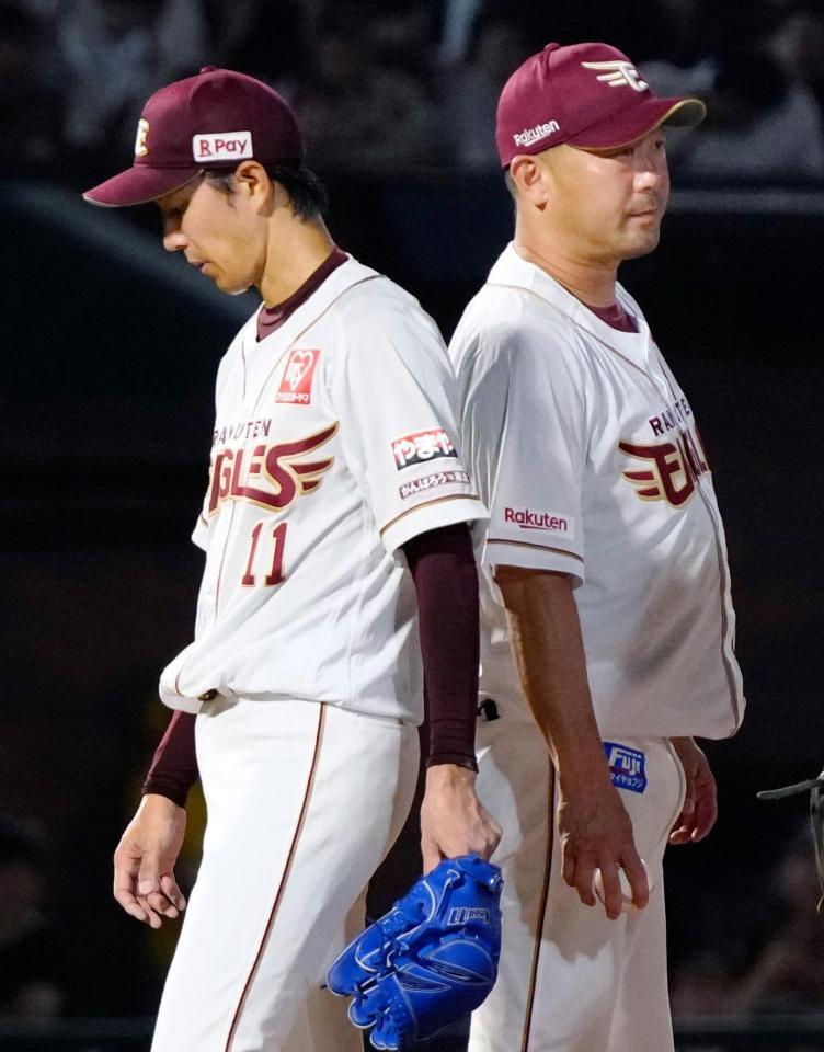 ５回途中、三木監督（右）から交代を告げられ肩を落とす岸