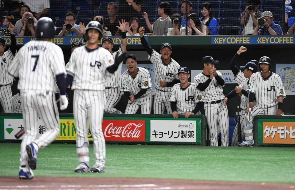 １回、田村（左）が先制本塁打を放ち、歓喜するベンチ（撮影・佐藤厚）