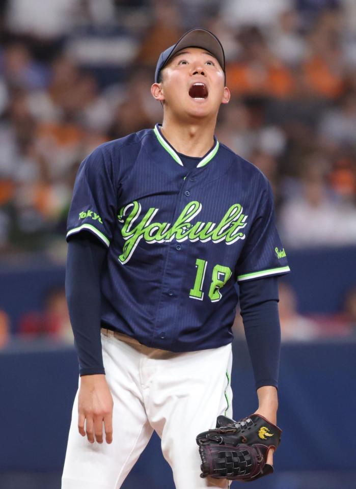 ４回、同点本塁打を浴び、驚いた表情で打球を見る奥川（撮影・坂部計介）