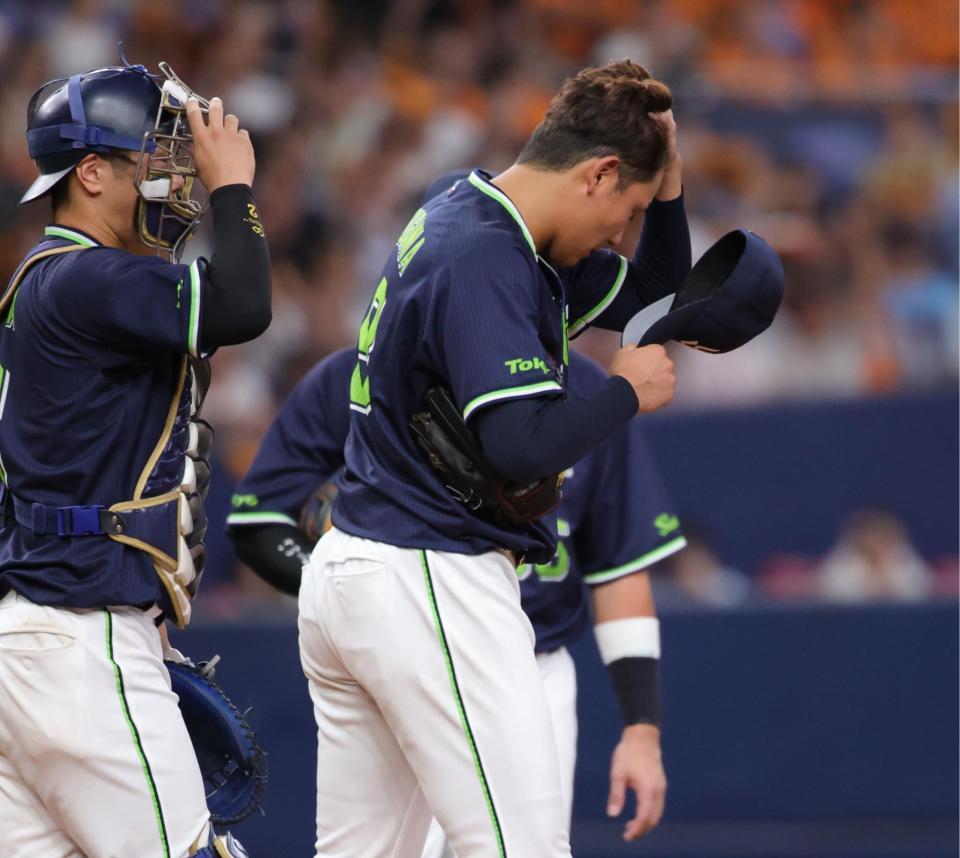 ５回、吉川に押し出しの四球を与え、ガックリの奥川（撮影・坂部計介）