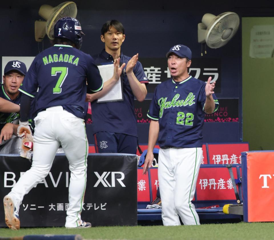 ３回、先制のホームを踏んだ長岡（７）を迎える高津監督（撮影・坂部計介）