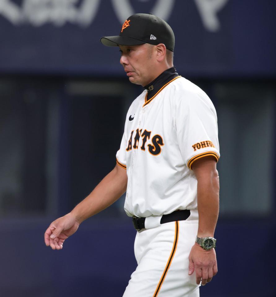 ７回、選手交代を告げ、ベンチに戻る阿部監督（撮影・坂部計介）