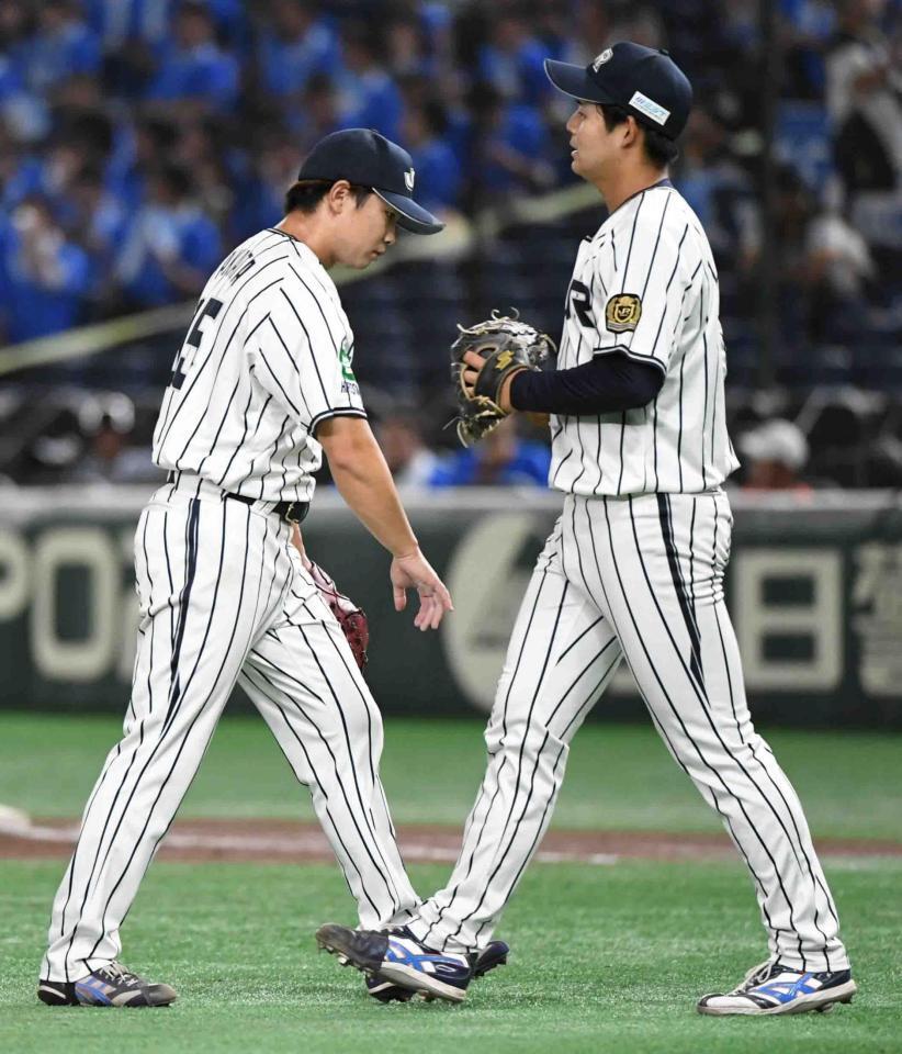 ８回、村上に２点適時二塁打を打たれ降板するＪＲ西日本・高田（左）＝撮影・佐藤厚