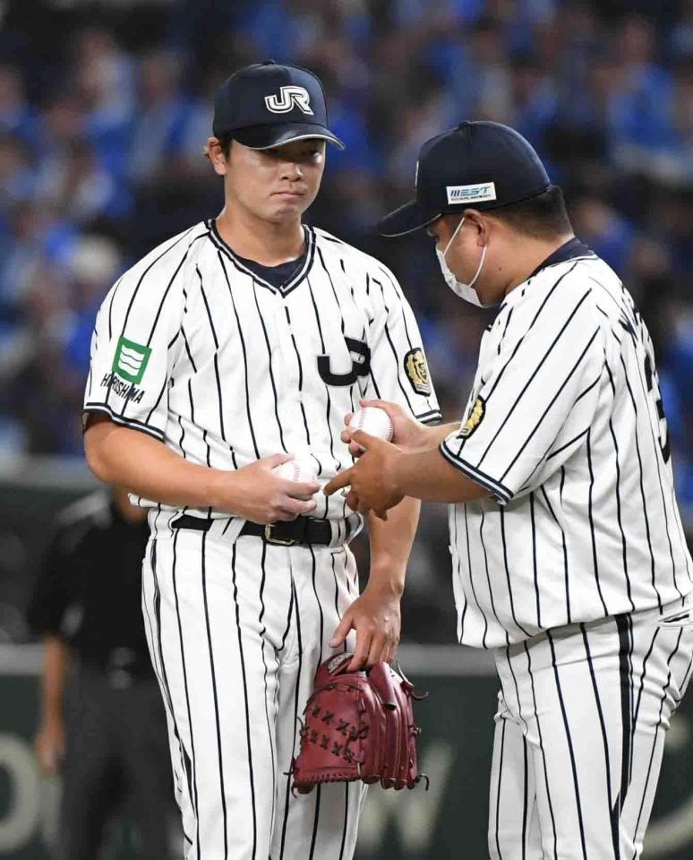 ８回、２点適時二塁打を打たれ降板するＪＲ西日本・高田（左）＝撮影・佐藤厚
