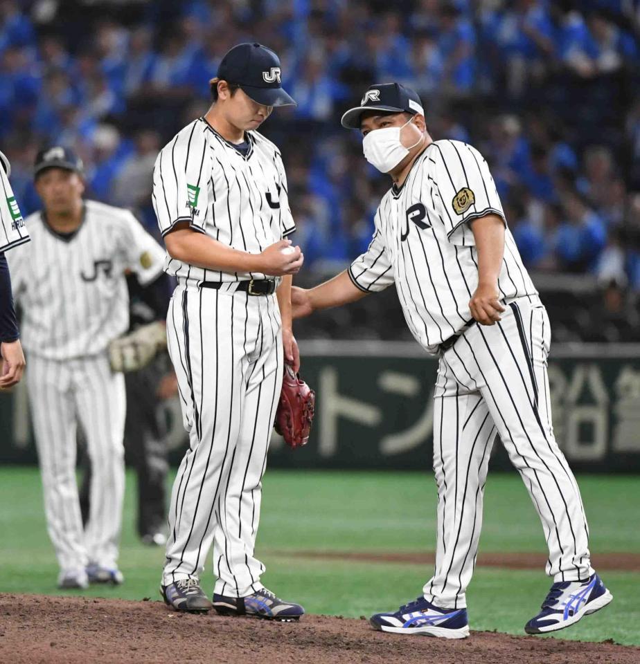 ８回、２点適時二塁打を打たれ降板するＪＲ西日本・高田（中央）＝撮影・佐藤厚