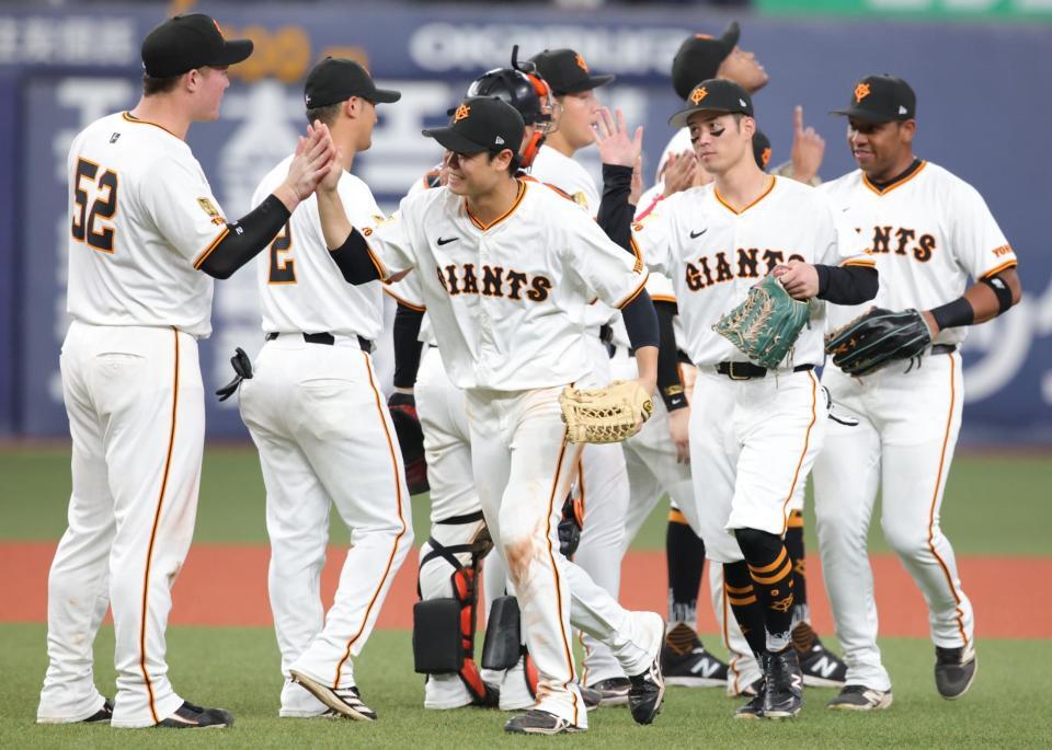 連敗をとめ、タッチをかわす巨人ナイン（撮影・坂部計介）