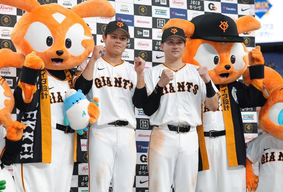 お立ち台でポーズをとる中山（左）と泉口（撮影・坂部計介）