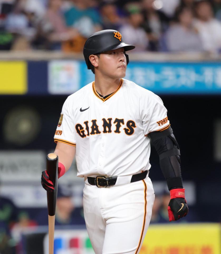 １回、岡本は見逃し三振に倒れる（撮影・坂部計介）