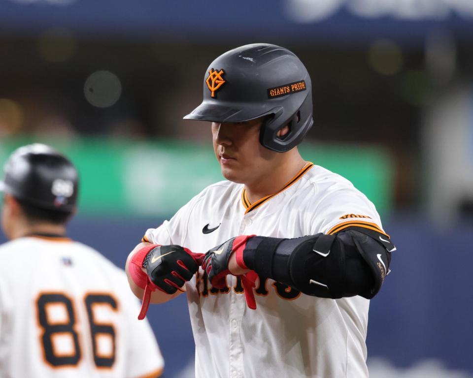 ３回裏巨人１死一塁、併殺打に倒れた巨人・岡本和真（撮影・坂部計介）