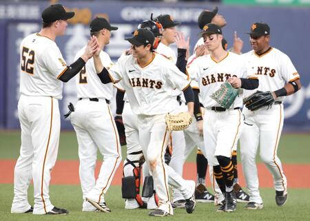 　連敗を止め、タッチをかわす巨人ナイン（撮影・坂部計介）