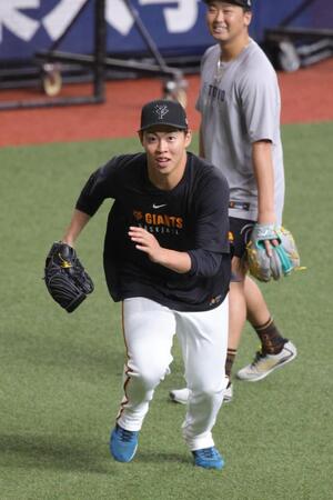 ノックを受ける巨人・森田駿哉（撮影・坂部計介）