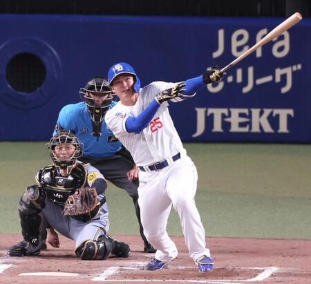 　６回、左翼スタンドへソロを放つ石川昂（撮影・立川洋一郎）