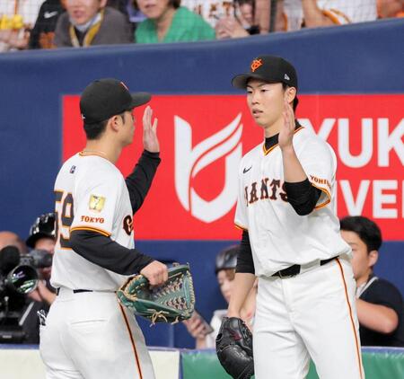 　５回を投げ終え、ベンチ前でナインを迎える森田