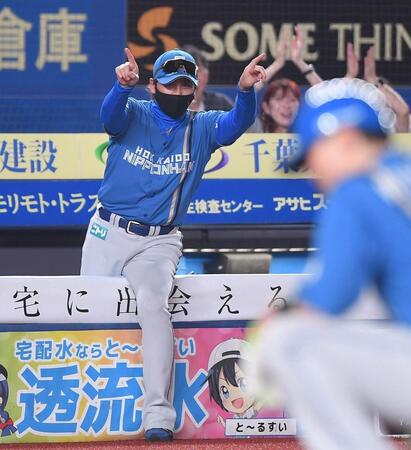 　７回、山県の左越え二塁打で一塁からホームに滑り込んだ清宮幸（手前）のアウトの判定を巡ってリクエストを要求する新庄監督（撮影・開出牧）