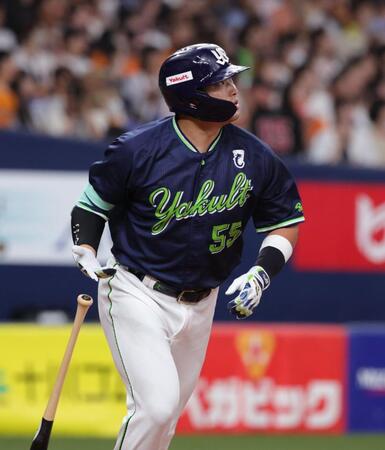 　８回、村上は中越えに本塁打を放つ（撮影・坂部計介）