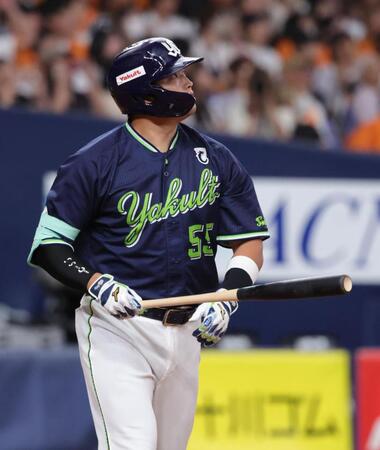 　８回、村上は中越えに本塁打を放つ（撮影・坂部計介）