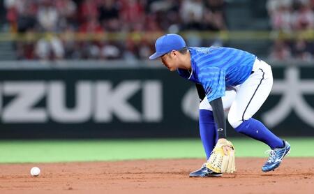 　５回、小園の打球を後逸する京田（撮影・市尻達拡）