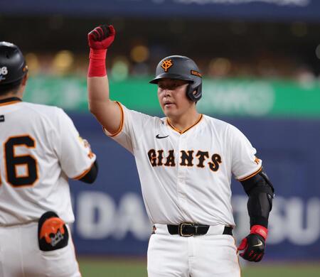 　４回、岡本は中前に適時打を放ち、一塁上でベンチに向かってアピールする（撮影・坂部計介）